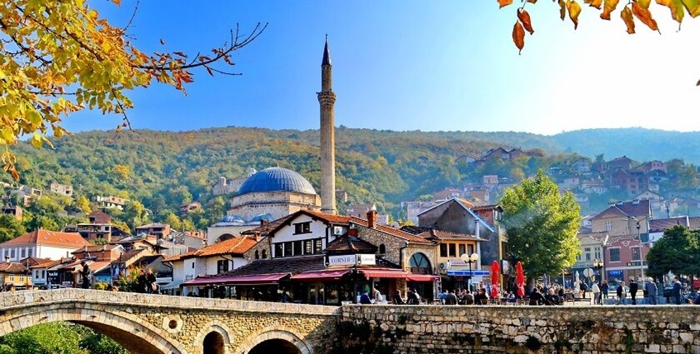 КОНТРАСТИТЕ НА КОСОВО: ИСТОРИЯ, КУЛТУРА И ШОПИНГ